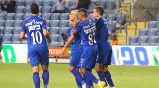 שחקני מכבי פתח תקווה חוגגים