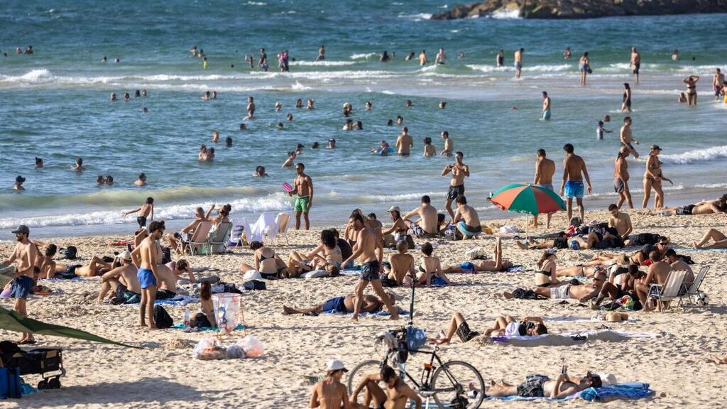 מתרחצים בחוף היום בתל אביב