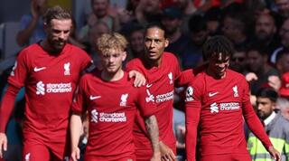 שחקני ליברפול חוגגים עם טרנט אלכסנדר ארנולד