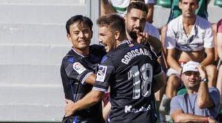 שחקני ריאל סוסיאדד חוגגים את השער של ברייס מנדס