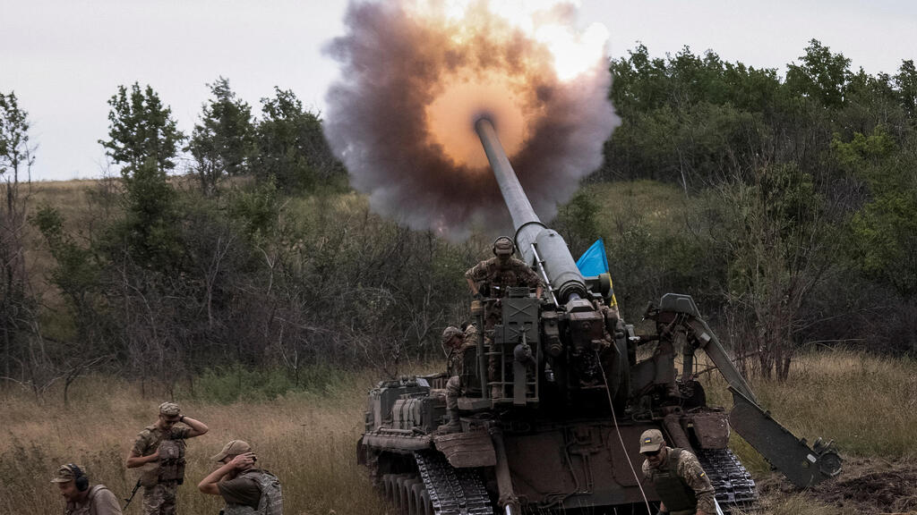 חיילים אוקראינים יורים ב תותח הפגזה ארטילריה בקו החזית באזור דונייצק חבל דונבאס אוקראינה מלחמה עם רוסיה 26 באוגוסט