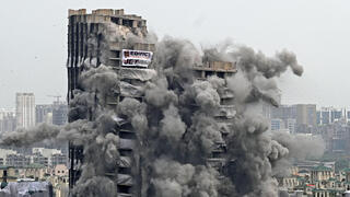 פיצוץ מבוקר השמדת שני מגדל מגדלים גורד שחקים ב נוידה פרבר של ניו דלהי ב הודו בגלל שנבנו בניגוד לחוק 