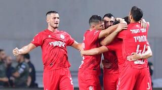 שחקני הפועל באר שבע חוגגים עם שאפי סוליימאנוב