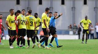 השופט אוראל גרינפלד עם שחקני בית"ר ירושלים