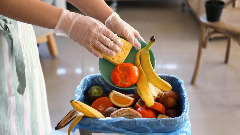 Photo: Shutterstock אוכל מושלך לזבל