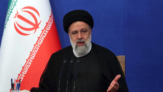 נשיא איראן איברהים ראיסי מסיבת עיתונאים שנה לכהונתו הסכם הגרעין 