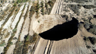 הבולען הענק ליד המכרה בצ'ילה