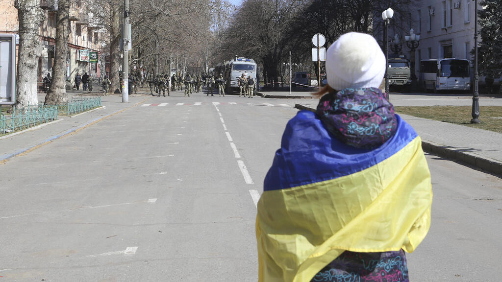 תושבי העיר חרסון בדרום אוקראינה מפגינים נגד הכיבוש הרוסי בחודש מרץ 
