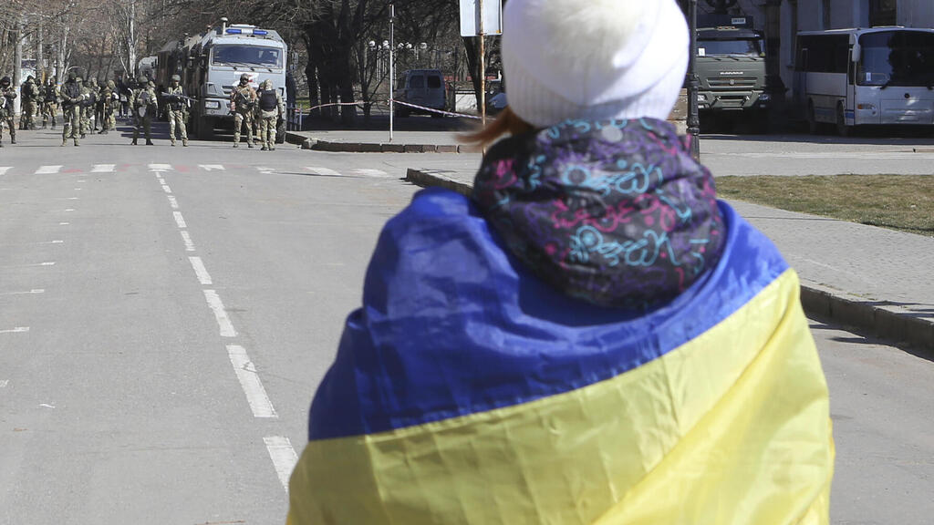 תושבי העיר חרסון בדרום אוקראינה מפגינים נגד הכיבוש הרוסי בחודש מרץ 