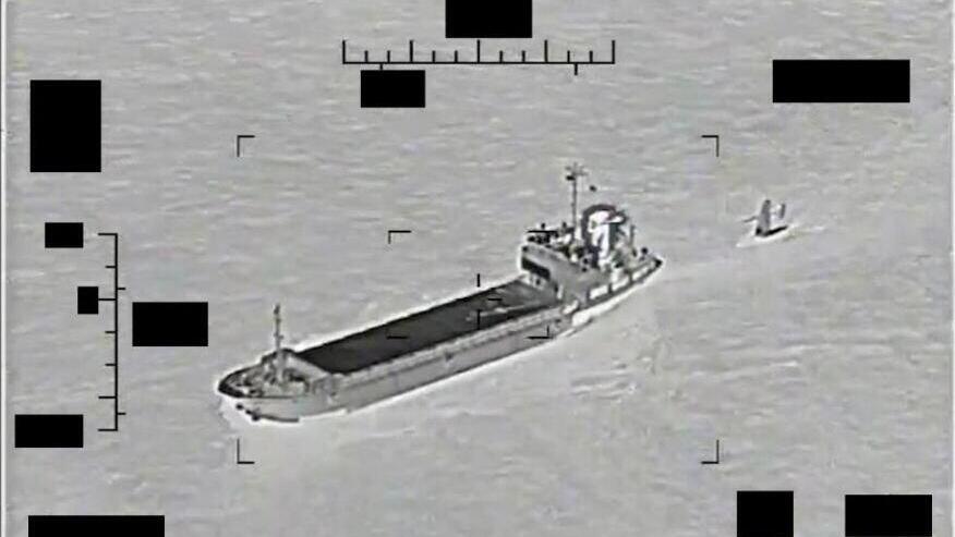 ספינה של משמרות המהפכה של איראן מנסה לגרור רובוט ימי של הצי האמריקני ארה"ב ב מפרץ הפרסי ב-29 באוגוסט
