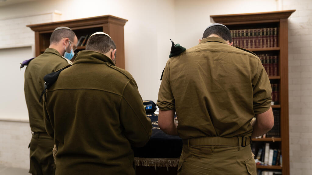 Religious soldiers pray (Photo: IDF Spokesperson's Unit) חיילים מתפללים