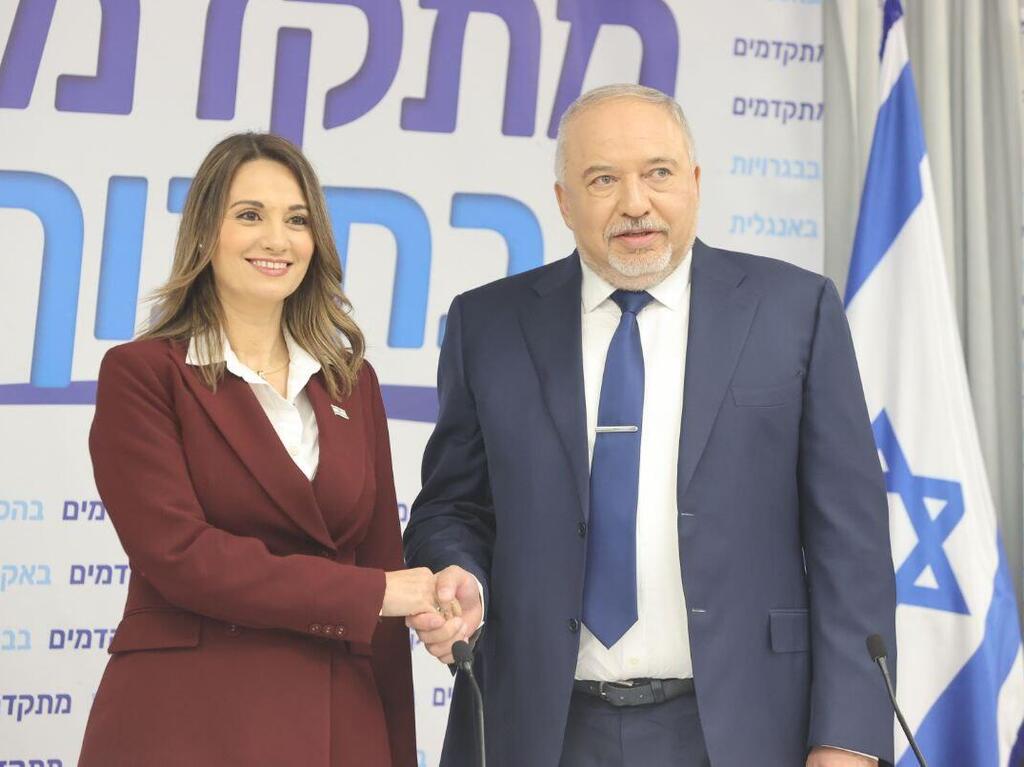 Ифат Шаша-Битон и Авигдор Либерман (Фото: Моти Кимхи) ליברמן ויפעת שאשא ביטון במסיבת העיתונאים