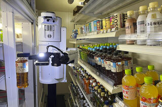 רובוט מסדר בקבוקים בחנות נוחות ביפן