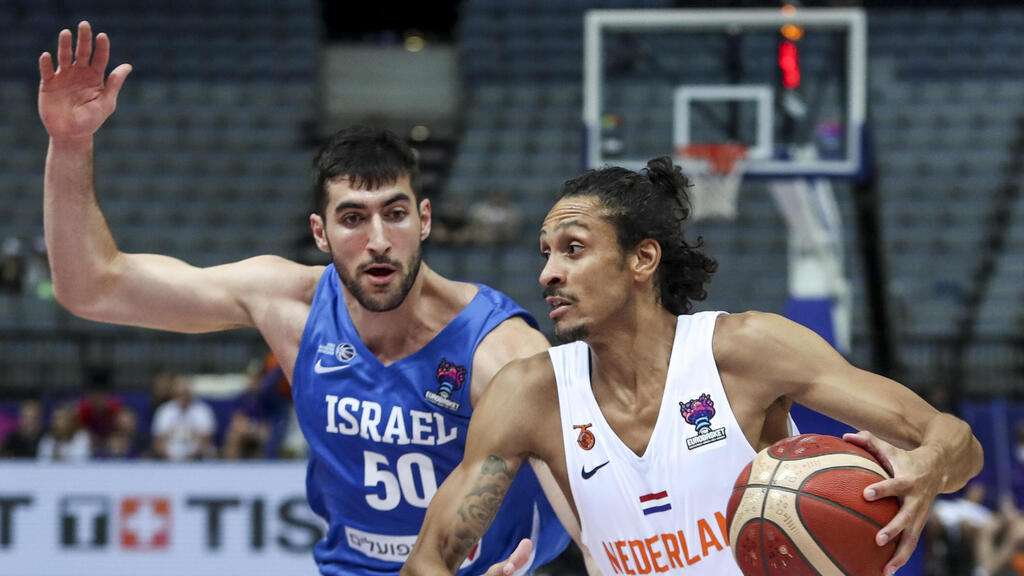 יובל זוסמן שחקן נבחרת ישראל מול וורת'י דה יונג שחקן נבחרת הולנד