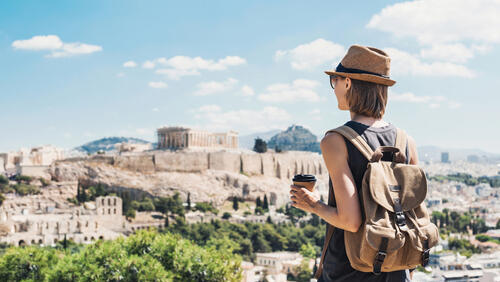 תיירת באתונה