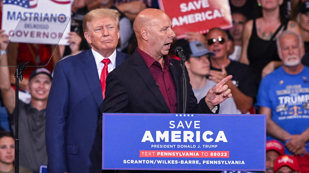 Doug Mastriano with former U.S. President Donald Trump (Photo: AFP) דאג מסטריאנו, מתמודד לתפקיד מושל פנסילבניה
