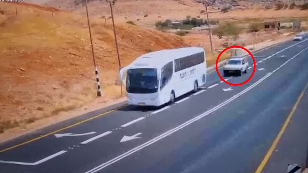 רכב המחבלים עוקב אחר אוטובוס ההסעות בבקעת הירדן