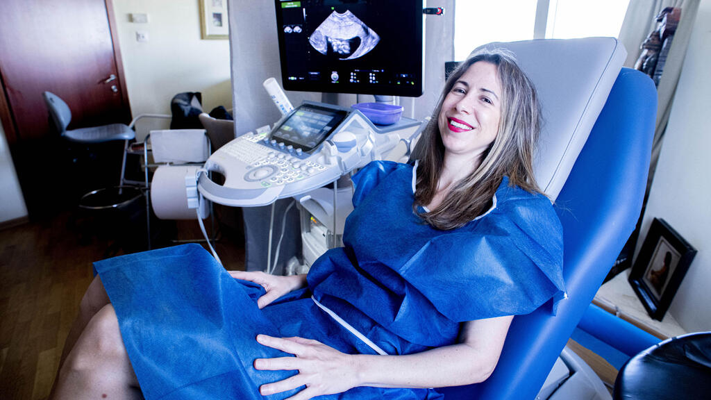 Автор статьи испытывает на себе новое кресло (Фото: Юваль Хен) כתבת "לאשה" יפעת מנהרדט על הכיסא