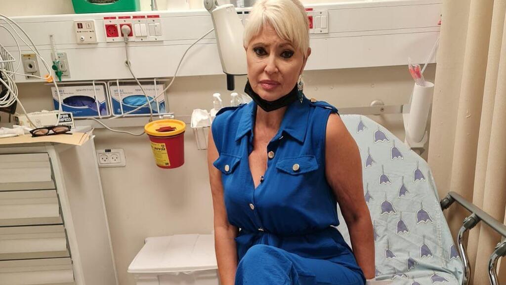 Пнина Розенблюм в больнице с укусом в области ноги (Фото со страницы Розенблюм в социальных сетях) פנינה רוזנבלום נשיכה