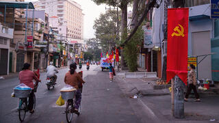 העיר הגדולה ביותר בווייטנאם. רוכבי אופניים בהו צ'י מין סיטי