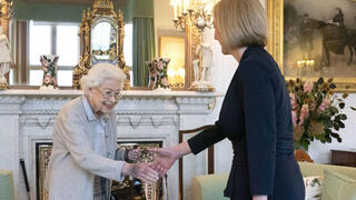 ראש ממשלת בריטניה ליז טראס פגישה עם המלכה אליזבת ב אברדינשייר סטוטלנד
