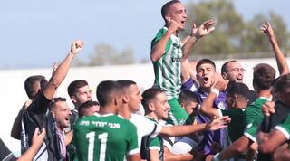 שחקני מכבי חיפה חוגגים הישג ענק