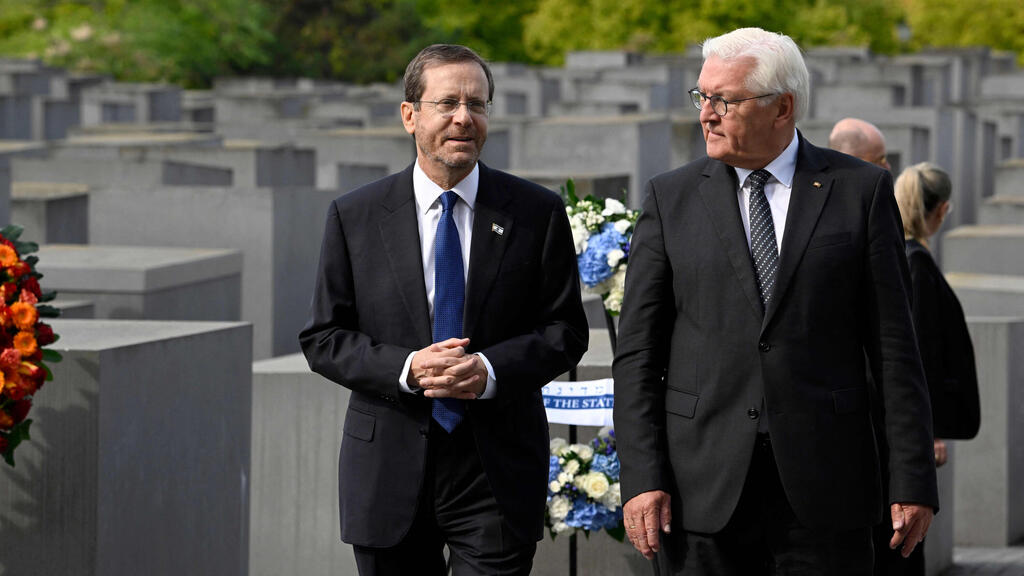 נשיא המדינה יצחק הרצוג עם נשיא גרמניה פרנק ואלטר שטיינמאייר אנדרטה אנדרטה לזכר יהודי אירופה שנרצחו 