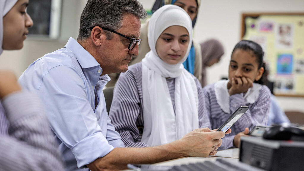 Teacher and students with tablets (Photo: AFP) Gaza Tablets