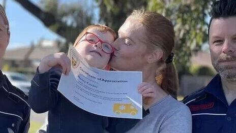 ילד בן 4 מזעיק אמבולנס לאמו שחוותה התקף אפילפטי ב אוסטרליה