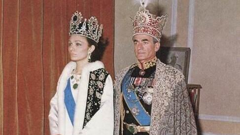 טקס ההכתרה של מוחמד ריזא שאה פלהווי ופארה דיבה למלכי איראן