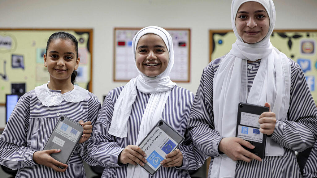 Students posing with tablets (Photo: AFP) Gaza Tablets