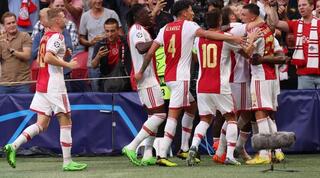 שחקני אייאקס חוגגים