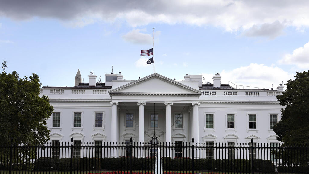 דגל ארה"ב חצי התורן הבית הלבן וושינגטון