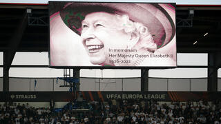 דקת דומייה לזכרה של המלכה אליזבת במשחק בין פ.צ. ציריך לבין ארסנל