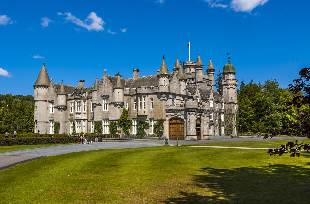 Замок Балморал, Шотландия (Фото: shutterstock) טירת בלמורל סקוטלנד בריטניה שם שוהה המלכה אליזבת
