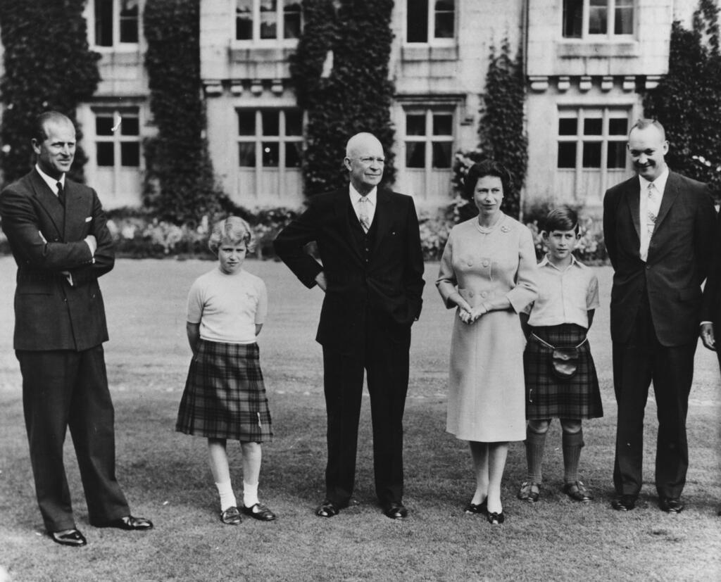 המלכה אליזבת הנסיך צ'רלס והנסיך אדוארד