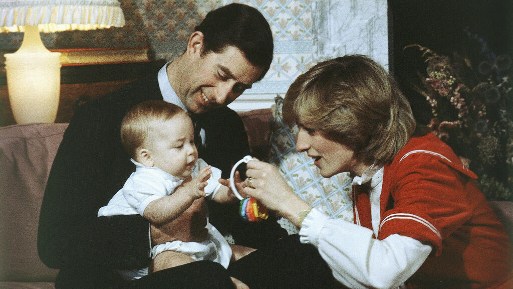 ארכיון 1982 הנסיך וויליאם בן 6 חודשים עם אביו הנסיך צ'רלס ואמו הנסיכה דיאנה