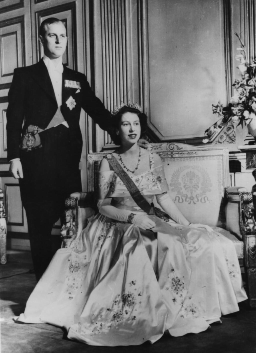 המלכה אליזבת הנסיך צ'רלס והנסיך פיליפ