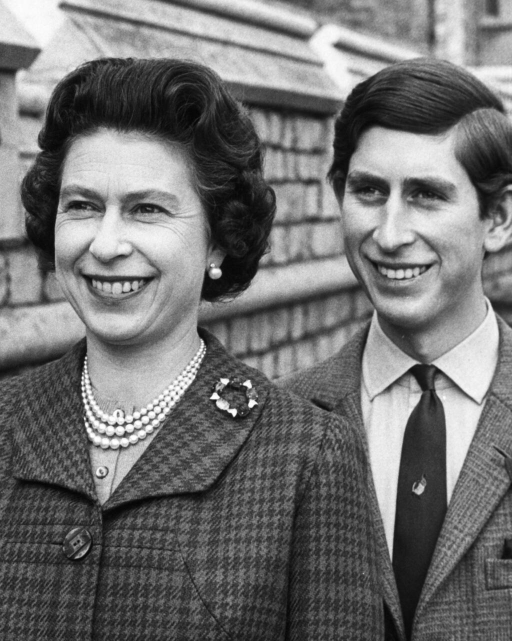 ארכיון 1969 המלך צ'רלס, אז נסיך, עם אמו המלכה אליזבת ב טירת וינזדור בריטניה