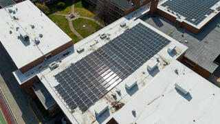 פאנלים סולארים על גג בית ספר בארה"ב