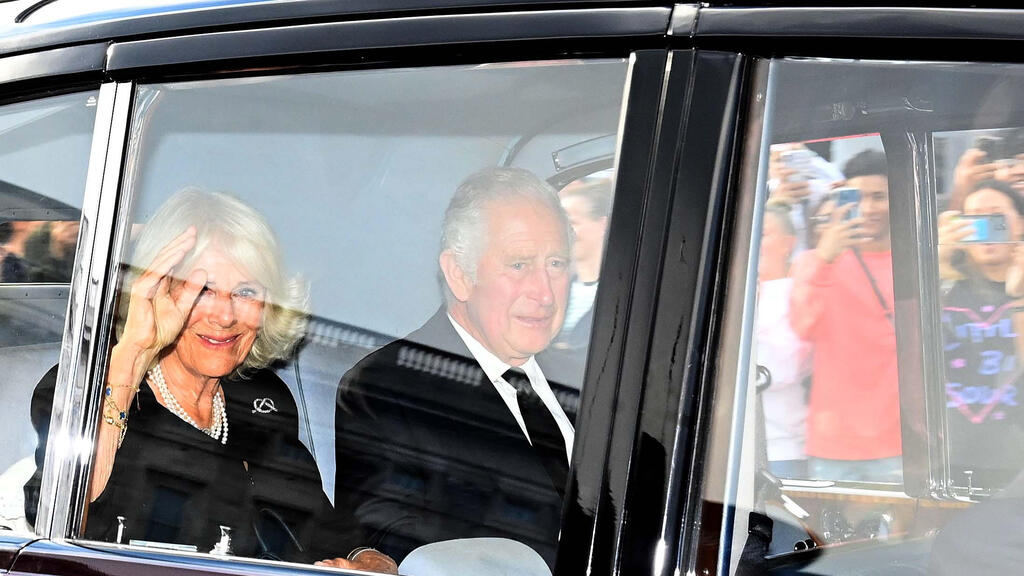 המלך צ'לרס ואשתו קמילה עוזבים את ארמון בקינגהאם לונדון בריטניה