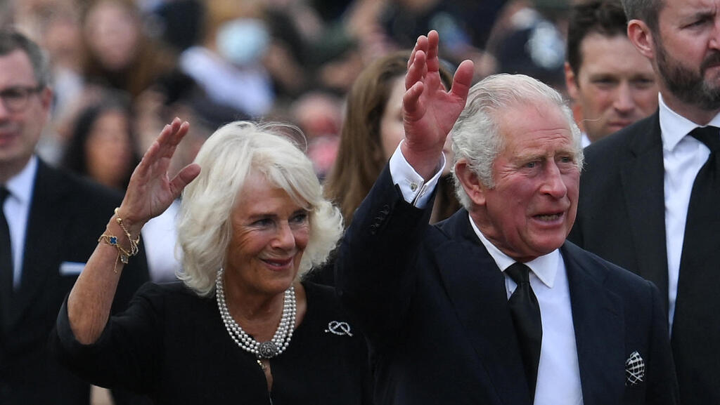 המלך צ'רלס ו קמילה מגיעים ל ארמון בקינגהאם לונדון בריטניה
