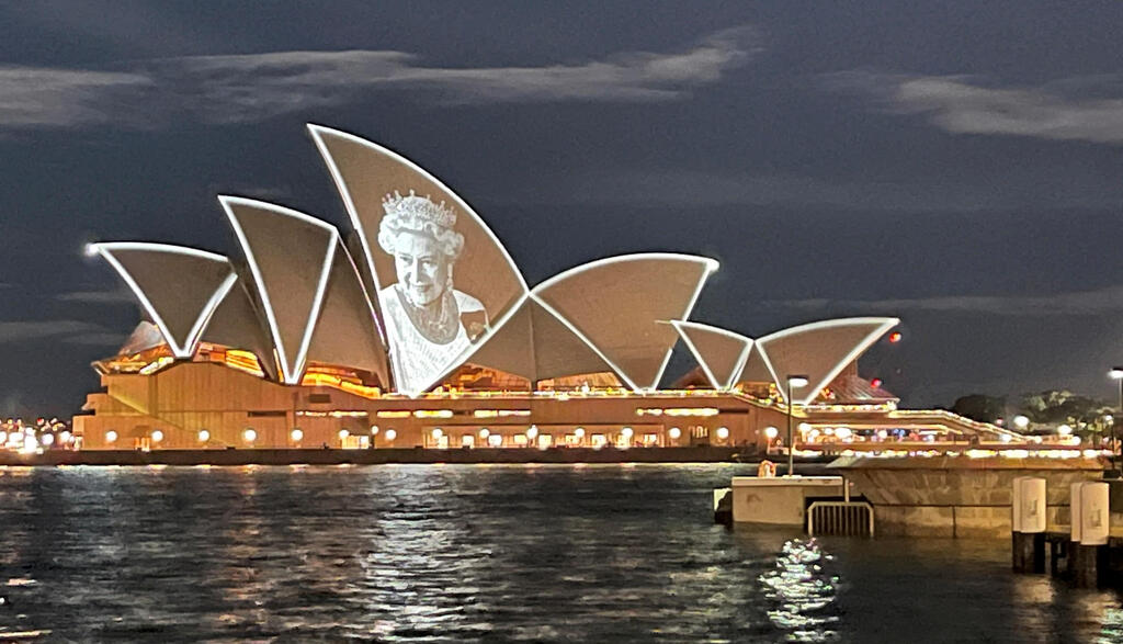 בריטניה מות המלכה אליזבת השנייה פניה על בית האופרה ב סידני אוסטרליה