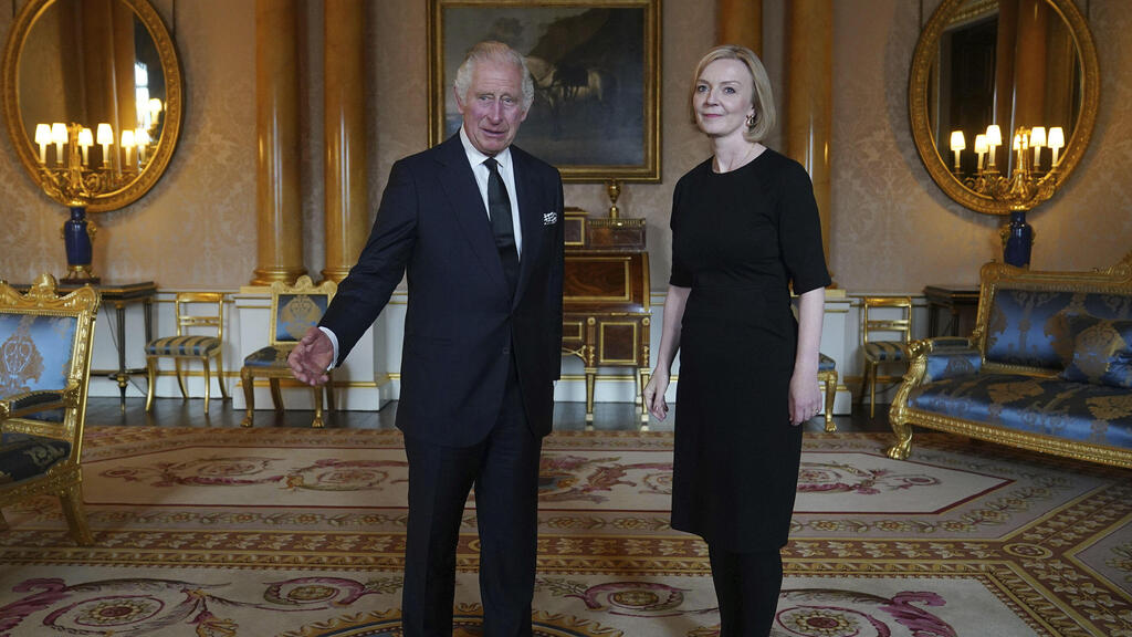 המלך צ'רלס פגישה עם ראש ממשלת בריטניה ליז טראס בארמון בקינגהאם