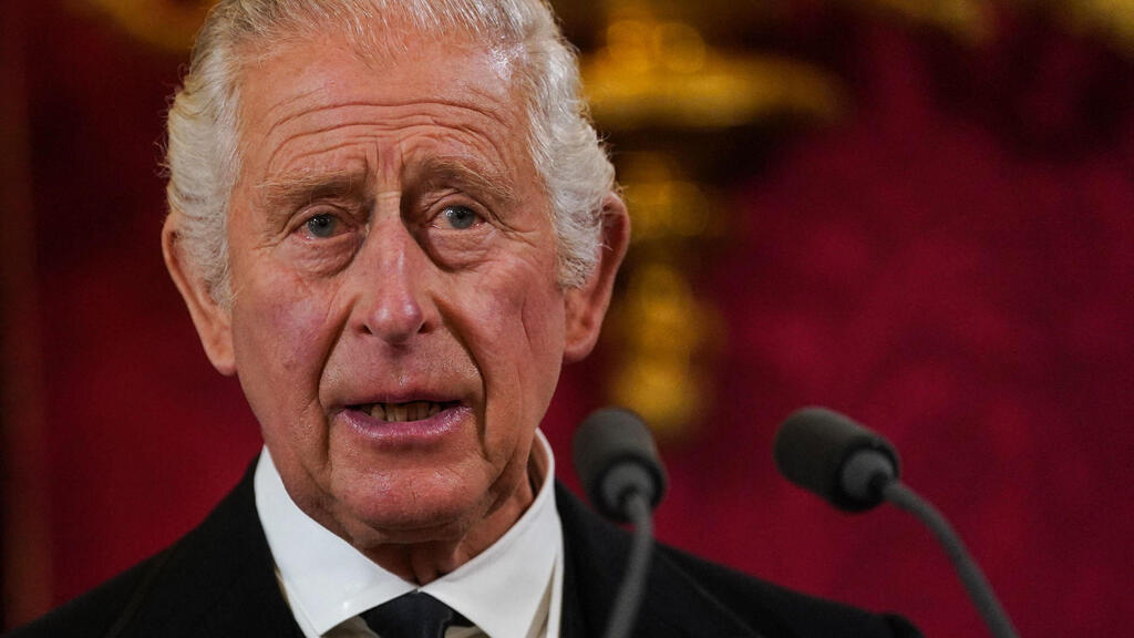 Новым королем Великобритании провозглашен принц Чарльз, взявший тронное имя Карл III (Фото: AFP) צ'רלס השלישי הוכרז כמלך בריטניה