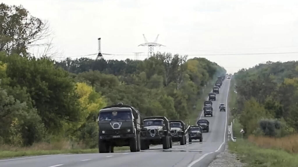 כלי רכב רכבים צבאיים צבא רוסי רוסים רוסיה נעים באזור חרקוב אוקראינה