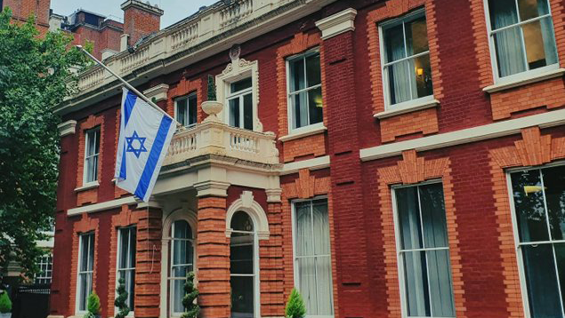 דגל ישראל הורד לחצי התורן בשגרירות ישראל בלונדון בעקבות מותה של המלכה אליזבת 