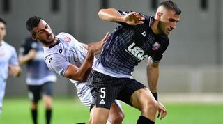 גלעד אברמוב וקונסטנטינוס סוטיריו נאבקים