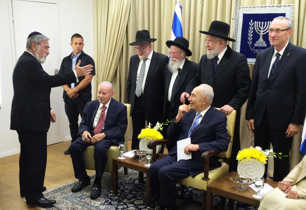 הרב יונתן זקס במפגש עם הנשיא לשעבר שמעון פרס. 