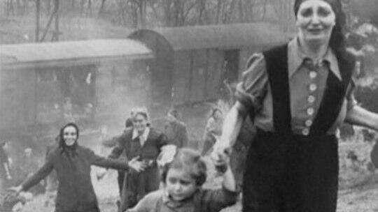 המשוחררים מהרכבת ליד פרסלבן ב-1945